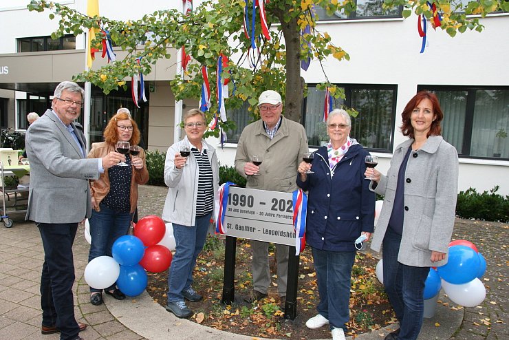 Mit französischem Rotwein stoßen Mitglieder des Partnerschaftsvereins auf die erfolgreiche Partnerschaft an mit (von links) Bürgermeister Gerhard Schemmel, Renate Kantim, Heike Kortekamp, Rudi Strunk, Ulrike tom Suden und Eleni Konstantinidis.  - © Knut Dinter