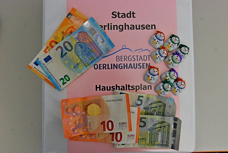 Dick geworden ist der Ordner mit den Unterlagen des Haushaltsplanentwurfs für die Jahre 2020 und 2021. Kämmerin Jutta Martfeld legt das umfangreiche Werk den Kommunalpolitikern vor. - © Gunter Held