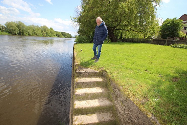 Georg Heil steht an der Kaimauer in Erder. Sie ist vom Weserhafen übiggeblieben. - © Jens Rademacher