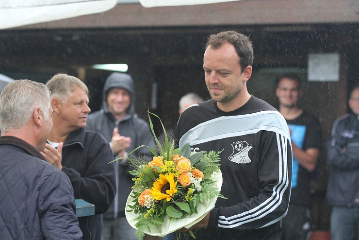 Glückwunsch:Timo Franz-Sauerbier erhält einen Blumenstrauß von Sascha Raimann (links, SV Bentorf). - © Sebastian Lucas