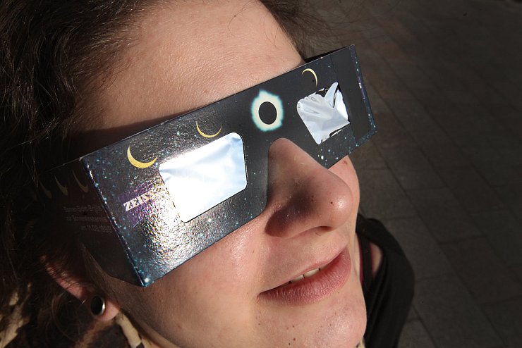 Nicht ohne Schutzbrille: Sollte es am Freitagmorgen klar sein, lässt sich am Himmel ein besonderes Spektakel beobachten - eine partielle Sonnenfinsternis. Wer die Sonne jedoch ohne zertifizierte Folienbrille beobachtet, riskiert unwiederrufliche Augenschäden. - © Gerstendorf-Welle