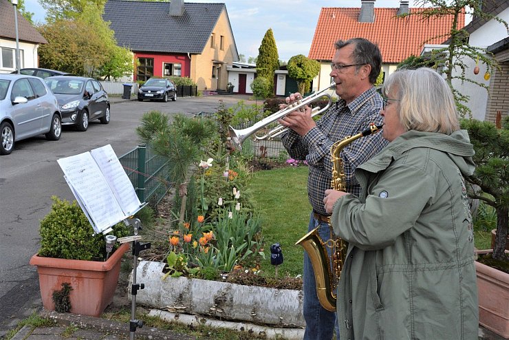 Jeden Abend stehen Nachbarn „Im Haferkamp" an den Fenstern und vor ihren Häusern, um den Klängen von Klaus und Ulrike Riedel zu lauschen.  - © Karin Prignitz