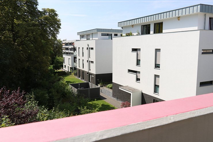 Von ihrem Balkon aus kann Christel Dunsche das heutige Altenzentrum Bethesda sehen - es ist das letzte Haus hinter den Neubauten. Dort kam sie vor 70 Jahren als Verschickungskind in der früheren Kinderheilanstalt unter. - © Alexandra Schaller