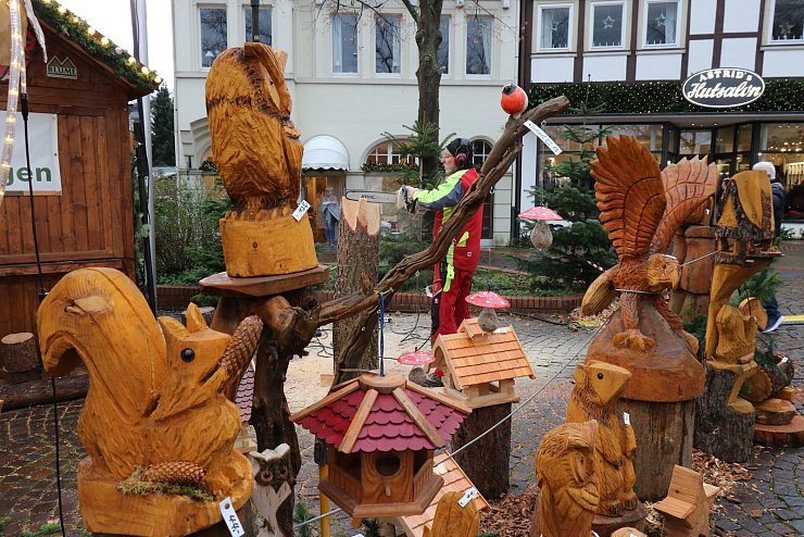 Umgeben von seinen bereits fertiggestellten Figuren macht sich Werner Korzen an sein nächstes Projekt. - © Alexandra Schaller