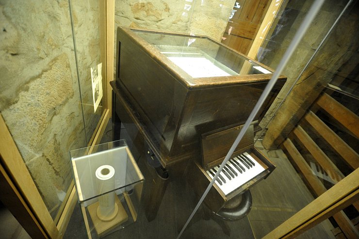 Eine kleine Anlage, die auf den ersten Blick einem Sicherungskasten ähnelt, steuert das Glockenspiel. - © NICOLE ELLERBRAKE