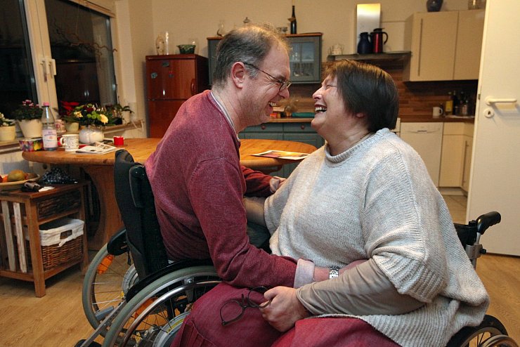 Spontan geht das nicht: Wenn Marianne Sieweke und Michael Kloß sich küssen möchten, müssen sie erst ihre Rollstühle richtig positionieren und feststellen. - © Bernhard Preuss