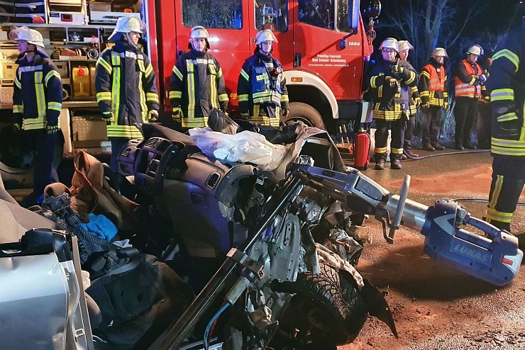 Deutlich heftiger erwischte es den Mazda der vierköpfigen Familie. Die schwer verletzte Mutter wurde eingeklemmt und musste von der Feuerwehr aus dem Wrack geschnitten werden. - © Feuerwehr Schieder-Schwalenberg