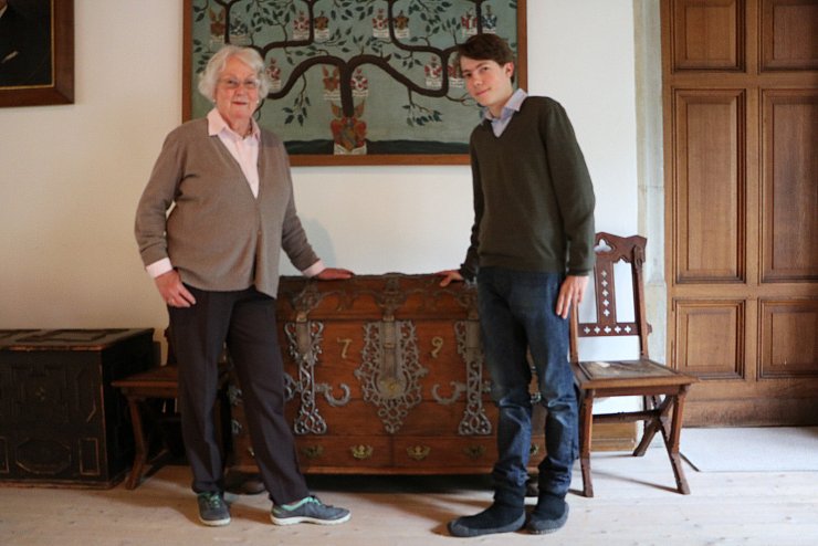 In langer Tradition: Isi von Kerßenbrock-Krosigk ist die derzeitige Herrin auf Schloss Barntrup. Ihr Enkel Gregor ist aber oft zu Besuch. Sie stehen im Rittelsaal, der auf zahlreichen Gemälden die lange Ahnenreihe der Kerßenbrocks zeigt. - © Yvonne Glandien
