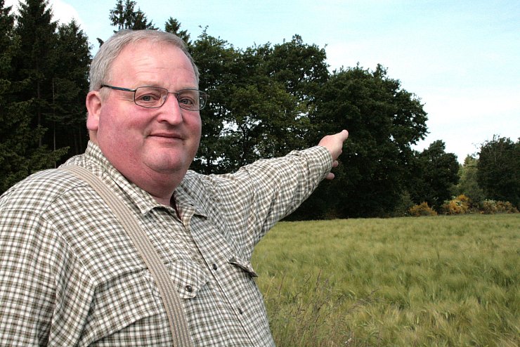 Dietrich Tornau (60): Jäger aus Sommersell, zeigt die Stelle am Waldrand, wo das vermeintlich verlassene Rehkitz mitgenommen wurde. - © Frevert