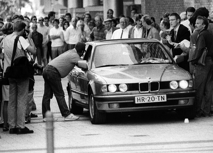 Der Wagen mit den Geiselnehmern wird am 18. August1988 in K&ouml;ln von Journalisten umringt. - &copy; Hartmut Reeh/dpa