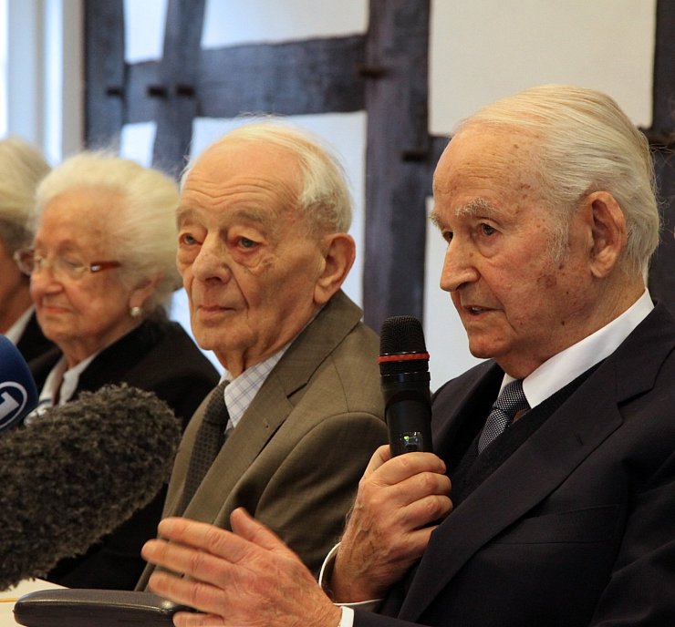 Auschwitz überlebt: Erna de Vries (links ihre Tochter Ruth), Justin Sonder und Leon Schwarzbaum. Rechts ist Anwalt Thomas Walther zu sehen. - © Bernhard Preuß