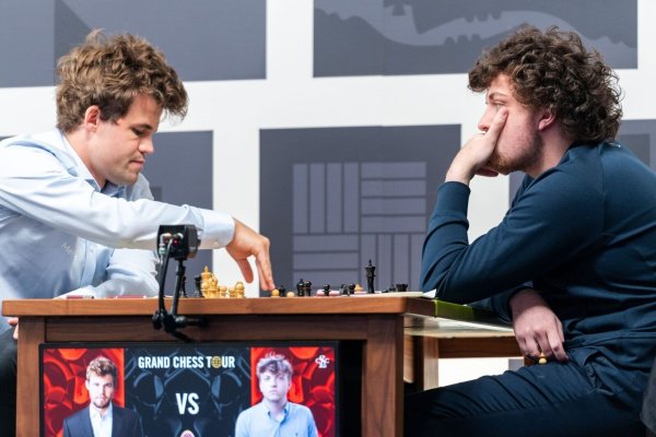 Magnus Carlsen (l) und Hans Niemann beim Schach-Duell. - © Crystal Fuller/Saint Louis Chess Club/dpa