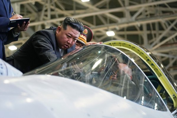 Nordkoreas Machthaber Kim Jong Un betrachtet das Cockpit eines Militärjets. - © ---/Khabarovsky Krai Region Government/AP/dpa