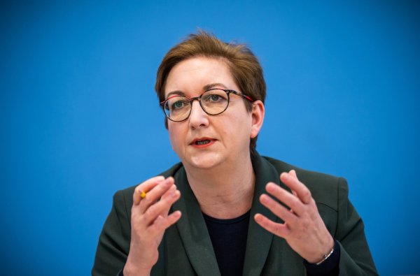 Das neue Förderprogramm könnte aus ihrer Sicht auch den Wertverfall unsanierter Häuser stoppen oder zumindest bremsen: Klara Geywitz. - © Michael Kappeler/dpa