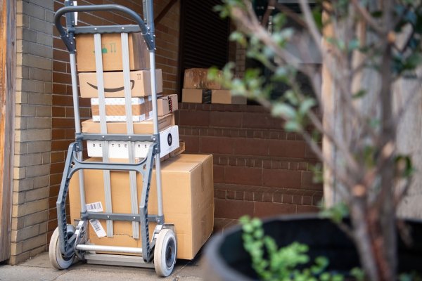 Einem Gutachten zufolge ist in Deutschland nahezu jeder zweite Paketzusteller bei Subunternehmen beschäftigt. - © Sebastian Gollnow/dpa