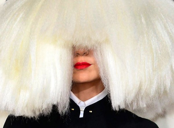 Nach bitterem Ehe-Aus: Sängerin Sia hat inzwischen wieder neu geheiratet. - © Michael Nelson/EPA/dpa