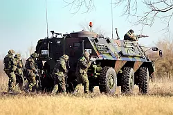 Den Ernstfall haben 500 Soldaten der Bundeswehr an der Weser geprobt. - &copy; FOTO: TYLER LARKIN