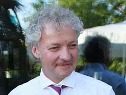 Der Mediziner Wolfram Coesfeld ist Vorsitzender des Ärztevereins Gütersloh. Auch ihn suchen regelmäßig Patienten wegen Pollenallergien auf. - © Ludger Osterkamp