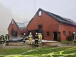 150 Feuerwehrleute waren am Freitagabend bei einem Gro&szlig;brand in Sch&ouml;ning bei Delbr&uuml;ck (Kreis Paderborn) im Einsatz. In Vollbrand standen zwei Scheunen und eine Remise. - &copy; FOTO: RALPH MEYER