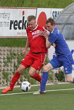 Lässt sich nicht abdrängen: Barntrups Ingo Brand (links) setzt sich gegen Lukas Rüthing aus Westenholz durch. - © Sebastian Lucas