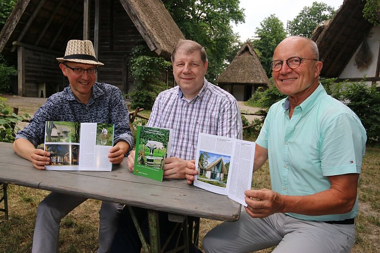 Freuen sich über den neuen Band: (von links) Karl Banghard, Stefan Wiesekopsieker und Klaus Stein. - © Sigurd Gringel