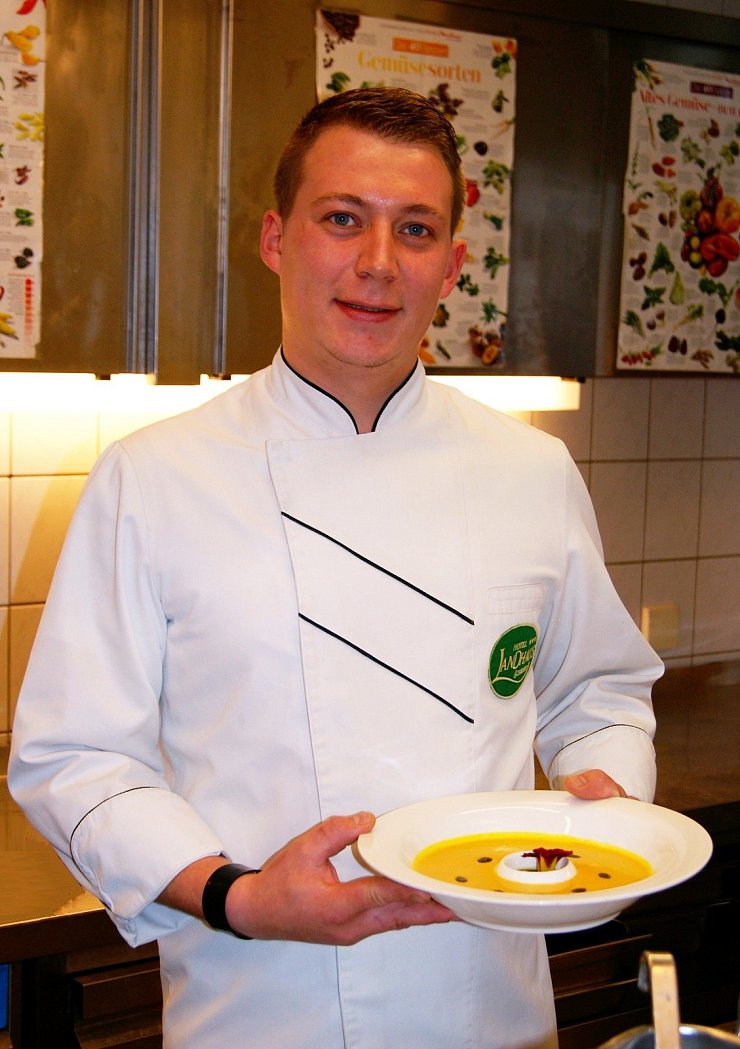 Küchenchef Florian Grönnert hat die kostenlose Bärlauchsuppe zubereitet. - © Michaela Weisse
