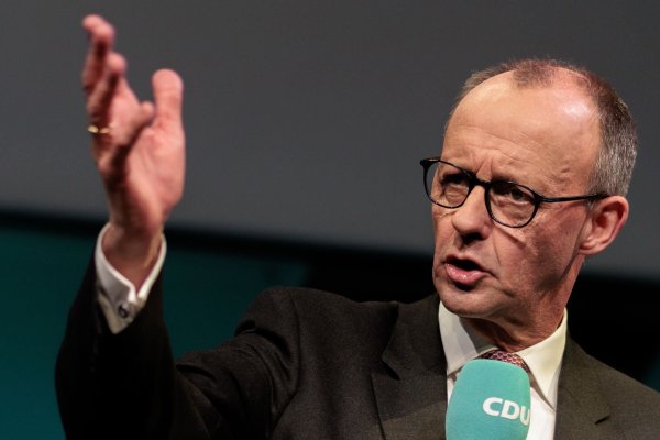«Wir müssen jetzt Prioritäten neu ordnen», sagt Friedrich Merz. - © Carsten Koall/dpa