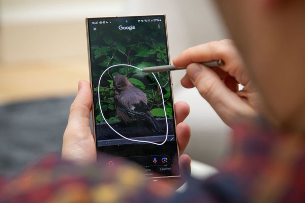 Google bringt das schon länger für Android verfügbare Feature «Circle to Search» nun auch auf iPhones und iPads. - © Christin Klose/dpa-tmn