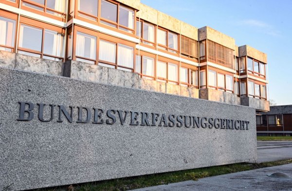 Das Bundesverfassungsgericht hat zu Zuschlägen für Nacharbeit geurteilt (Archivbild). - © Uli Deck/dpa