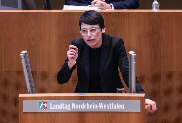 Eigene Abschiebeflüge nach Bulgarien können die Bundesländer laut Nordrhein-Westfalens Fluchtministerin Josefine Paul (Grüne) erst seit kurzem selbst organisieren. - © Oliver Berg/dpa