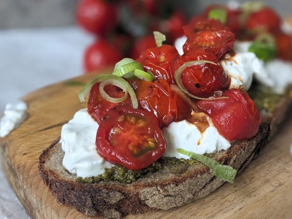 Buongiorno! Dieses Brot mit Burrata, Tomaten und Pesto verleiht nicht nur dem Frühstück einen Hauch von Italien. - © Doreen Hassek/hauptstadtkueche.blogspot.com/dpa-tmn