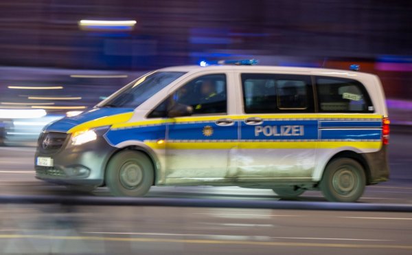 Polizisten nahmen die Verfolgung des gestohlenen Autos auf. (Symbolbild) - © Monika Skolimowska/dpa