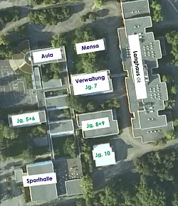 Das Zentrum von oben: Zwischen Aula und Sporthalle sollen die Realschul-Neubauten entstehen. Fraglich ist, ob die Schwimmhalle (rechts neben der Sporthalle) und das Haus f&uuml;r die zehnte Jahrgangsstufe stehen bleiben oder die gro&szlig;e L&ouml;sung kommt. - &copy; www.aspereal.de