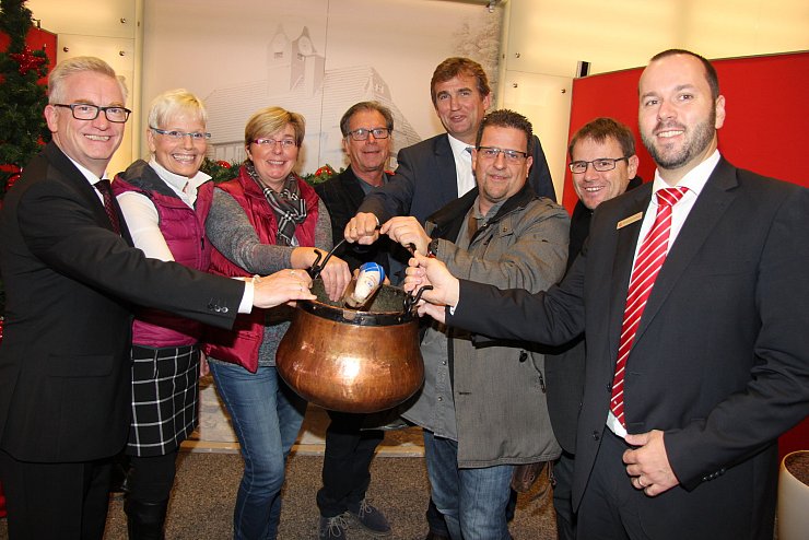 Gemeinsamer Kraftakt: Die Organisatoren des Weihnachtsmarktes 2016, Thomas Voss, Angelika Drowe, Annette Bruns, Dieter Grittern, Bürgermeister Christian Liebrecht, Martin Klein, Arthur Diele und Sebastian Fellmer (von links) bringen einige Zutaten für die Feuerzangen-Bowle mit. - © Wolfgang Becker