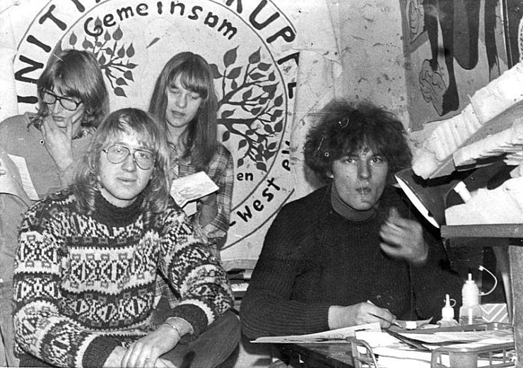 Die Redaktion: Das Bild aus dem Fundus von Hans-Gerd Schmidt zeigt das Redaktionsteam der Jugendzentrumszeitung "Pivitsheider Wecker" (Jugendzentrum Detmold-West genannt) um 1978/79. Jedes Jugendzentrum gab eine Zeitung heraus. "Tragendes Motiv war: ,Wir mischen uns ein!‘", sagt Schmidt. - © Foto: privat
