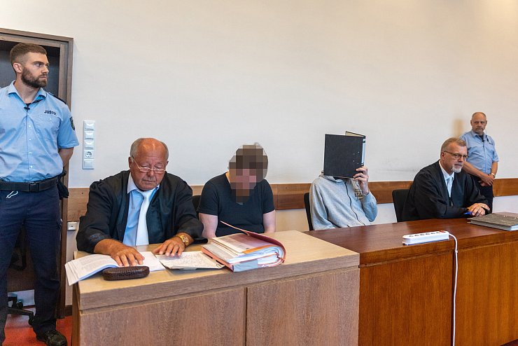 Ende in Sicht: Verteidiger Jürgen Bogner, die Angeklagten Mario S. und Andreas V. sowie Rechtsanwalt Johannes Salmen (von links) in Saal 165. - © Jannik Stodiek