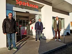 Jens Dressler, Dennis Thon und Daniel Bartke (von links) von der Initiative Oerlinghausen wollen mit dem Vorstand der Sparkasse Lemgo reden.&nbsp; - &copy; Gunter Held