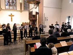 Das Klarinettenensemble der Johannes-Brahms-Musikschule konzertiert in großer Besetzung in der Martin-Luther-Kirche. - © Rudi Rudolph