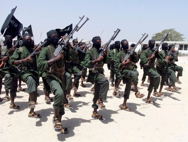 Mitglieder der islamistischen Terrormiliz Al-Shabaab. (Archivbild) - © Farah Abdi Warsameh/AP/dpa