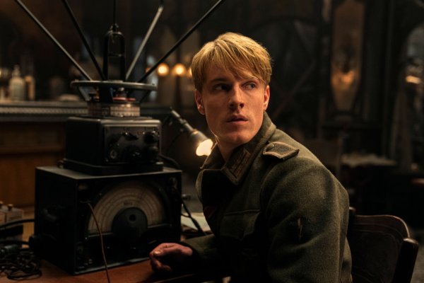 Louis Hofmann als der junge Werner in einer Szene aus «Alles Licht, das wir nicht sehen». - © Cr. Katalin Vermes/Netflix /dpa