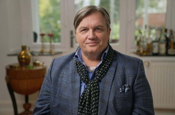 Hape Kerkeling in einer Szene in der Dokumentation «Loriot100», ein Film von André Schäfer, der am Montag (06.11.23) um 20:15 Uhr im ERSTEN gezeigt werden soll. - © Andy Lehmann/Florianfilm/SWR/dpa