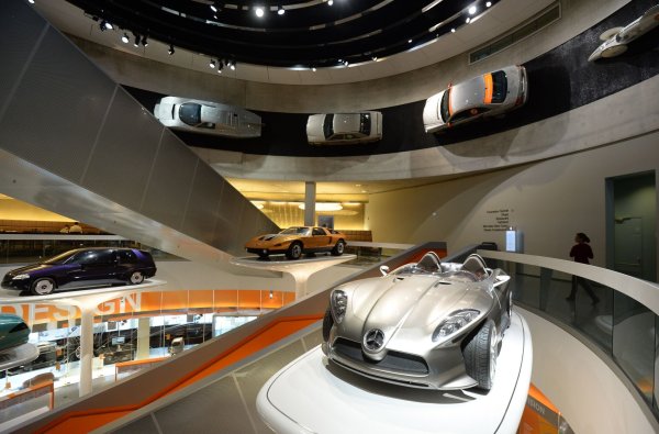 Die Autos mit dem Stern stehen im Fokus des Mercedes-Benz Museums Stuttgart. - © Andreas Gebert/dpa/dpa-tmn