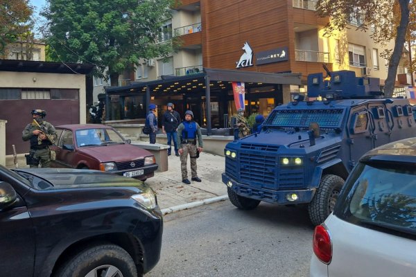 Kosovo-Polizisten durchsuchen ein Restaurant und ein Gebäude im nördlichen Teil der Stadt Mitrovica. - © Radul Radovanovic/AP