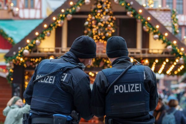 Präsenz zeigen und ansprechbar sein: Auch so will die Polizei für mehr Sicherheit auf Weihnachtsmärkten sorgen.(Symbolbild) - © Andreas Arnold/dpa