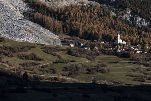 Der rund 500 Jahre alte Altar wurde aus der Kirche von Brienz in Sicherheit gebracht. - © Til Buergy/KEYSTONE/dpa