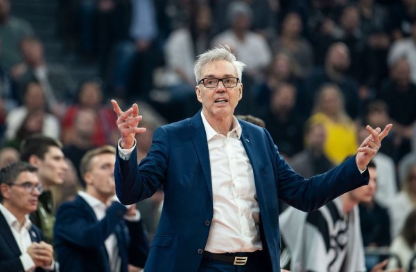 Coach Gordon Herbert fehlte den Bayern-Basketballern gegen Bonn wegen einer Erkrankung. - © Lukas Barth/dpa