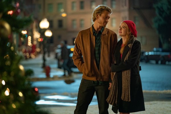 Chad Michael Murray und Britt Robertson im neuen Netflix-Weihnachtsfilm «The Merry Gentlemen» (Start 20. November) - Cr. Katrina Marcinowski/Netflix © 2024/dpa