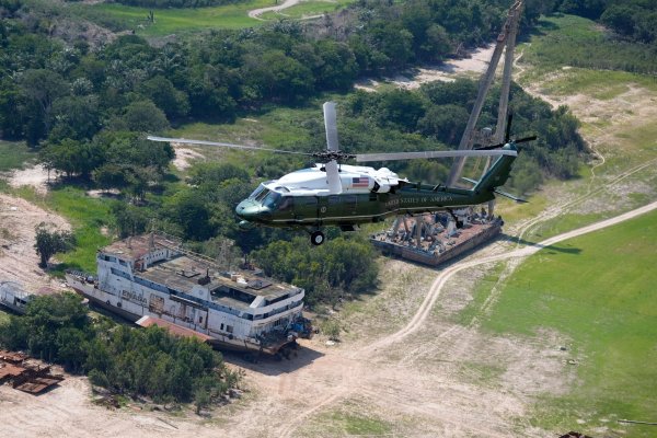 Biden schaut sich den Amazonas aus der Luft an. - © Manuel Balce Ceneta/AP