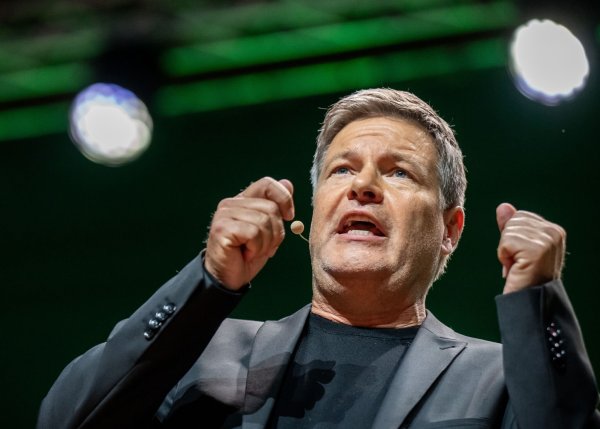 Auf Distanz zu Bundeskanzler Olaf Scholz: Grünen-Spitzenkandidat Robert Habeck. - © Michael Kappeler/dpa
