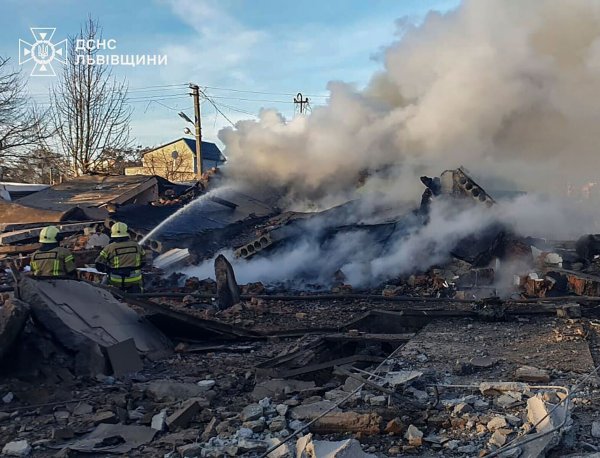 Feuerwehrleute löschen einen Brand in Lwiw nach einem russischen Raketenangriff. - © Uncredited/Ukrainian Emergency Service via AP/dpa